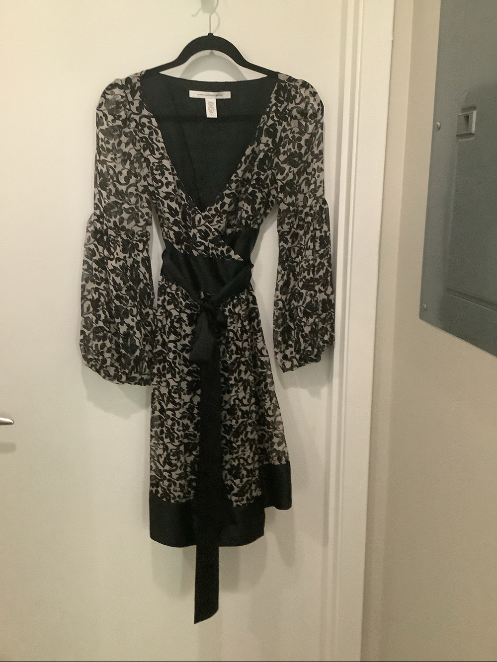 Diane Von Furstenberg Black and Cream Floral Wrap Dress-Robe